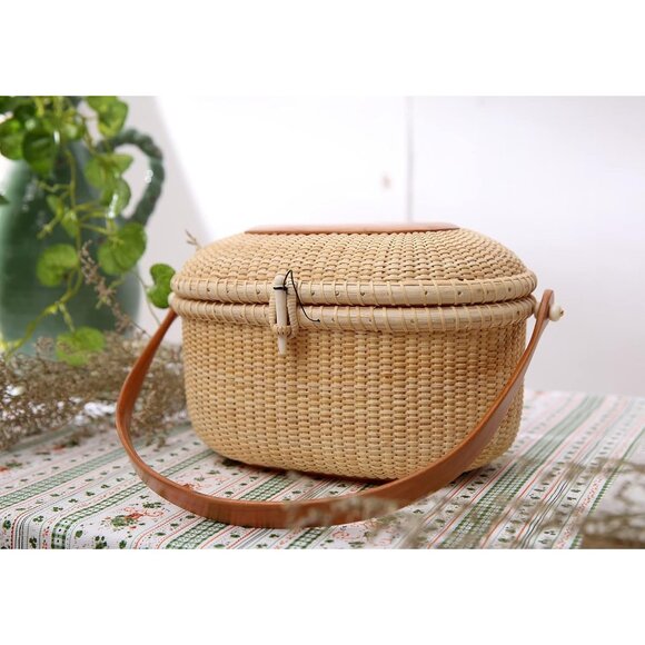 Chic Natural Rattan Oval Handwoven Purse with Cherry Wood Handle - Picture 2 of 7